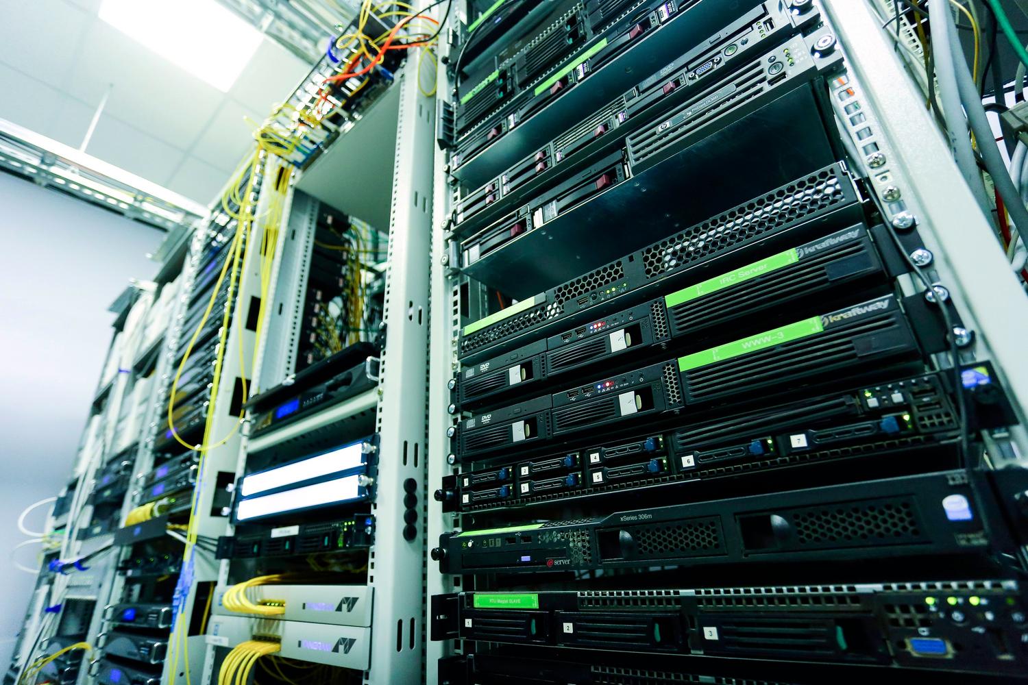 Infraestructura de red con cables y componentes de hardware en un rack de servidores, reflejando la complejidad de una migración de VM.