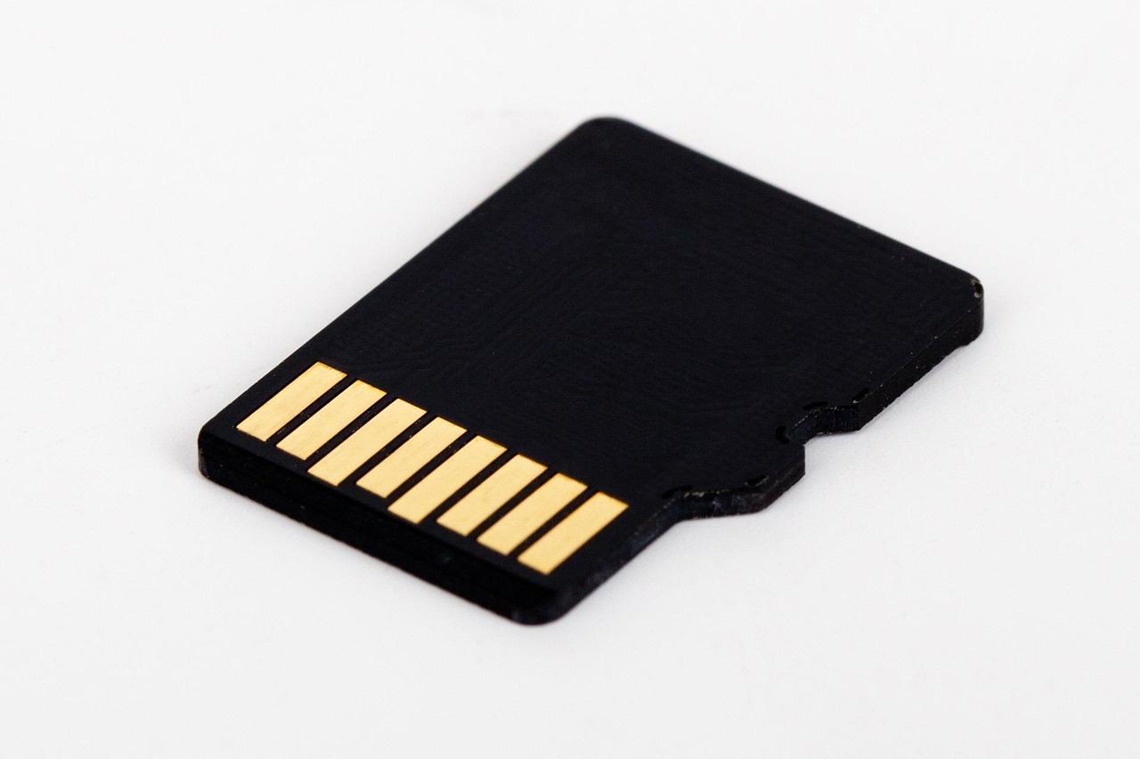 Primer plano de una tarjeta Micro SD, esencial para almacenar las pesadas imágenes ISO de los juegos de PlayStation 3.