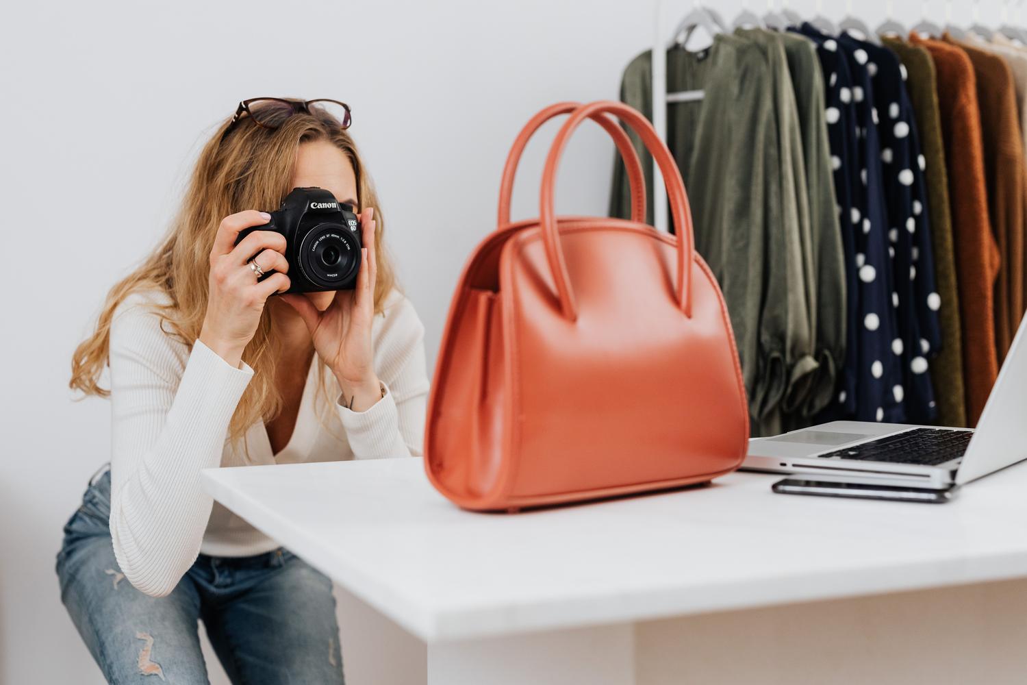 Sesión fotográfica de productos de moda para e-commerce, destacando la importancia de la calidad visual en las ventas.