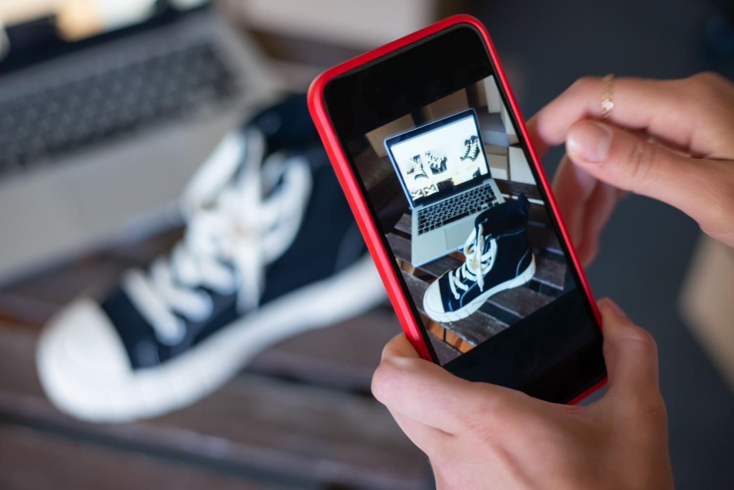 Fotografía de producto para tienda online usando un smartphone, ilustrando la aplicación de la IA en el comercio electrónico.