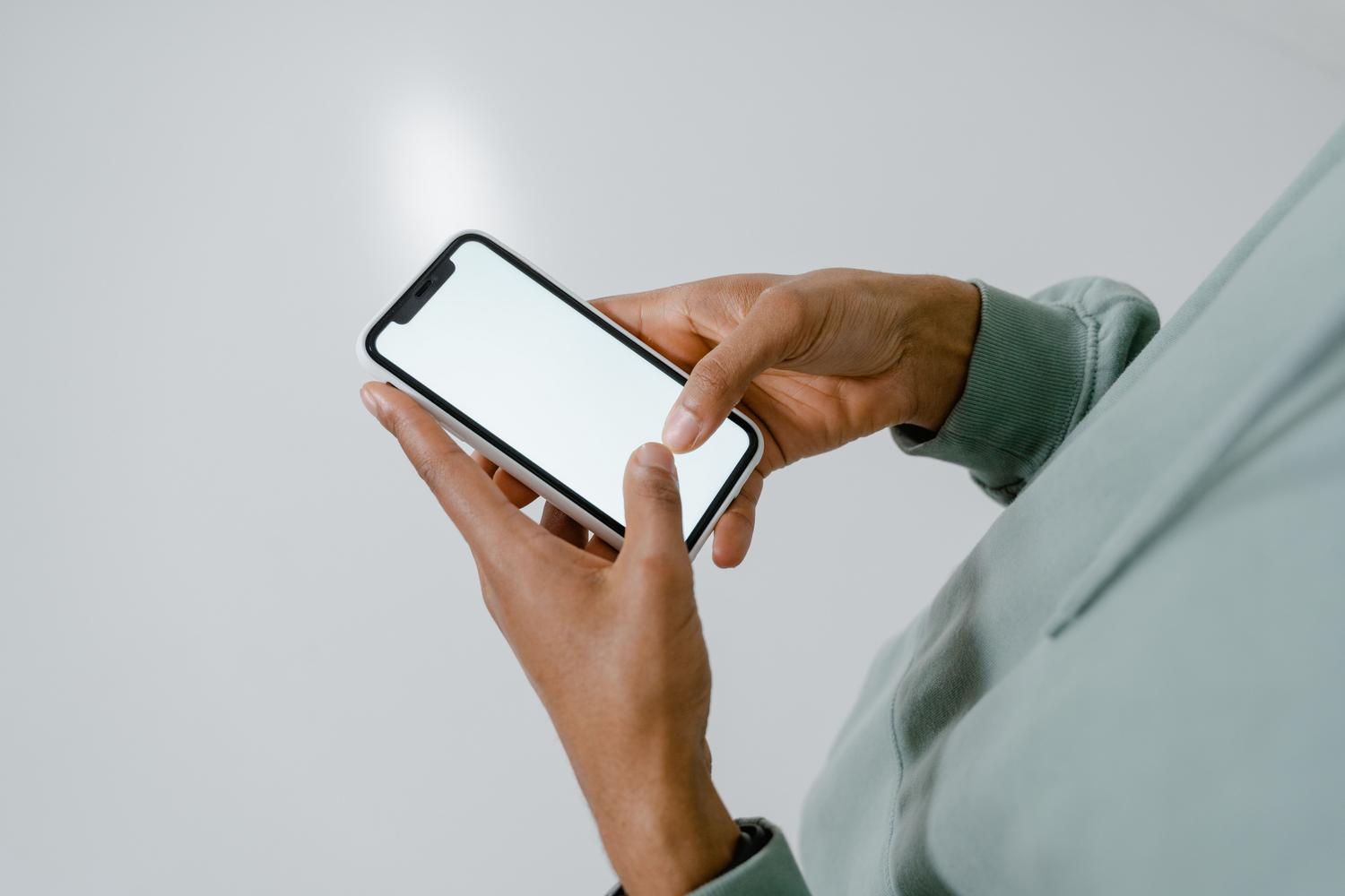 Persona interactuando con la pantalla de un smartphone moderno, representando la configuración de los ajustes y modos de concentración.
