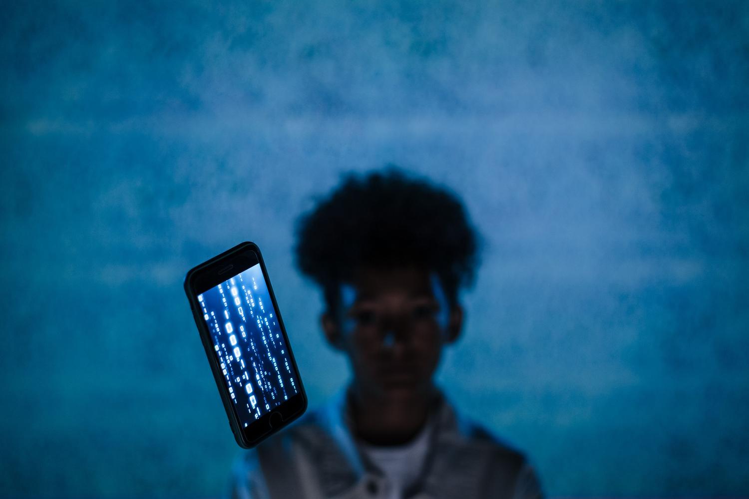 Smartphone mostrando líneas de código digital en tonos azules, sugiriendo la configuración avanzada del sistema operativo Android.