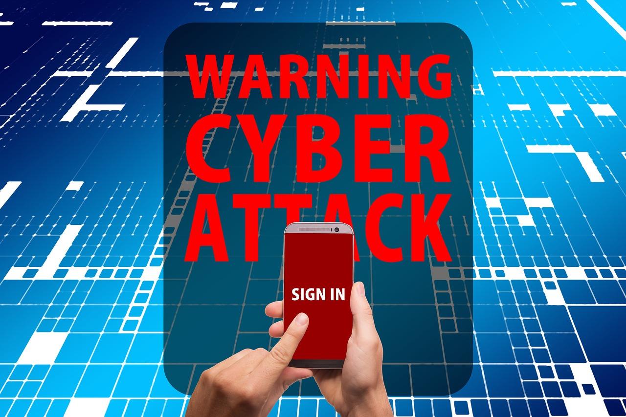 Alerta de ataque cibernético en la pantalla de un móvil, ilustrando los riesgos de phishing y malware que la protección avanzada combate.