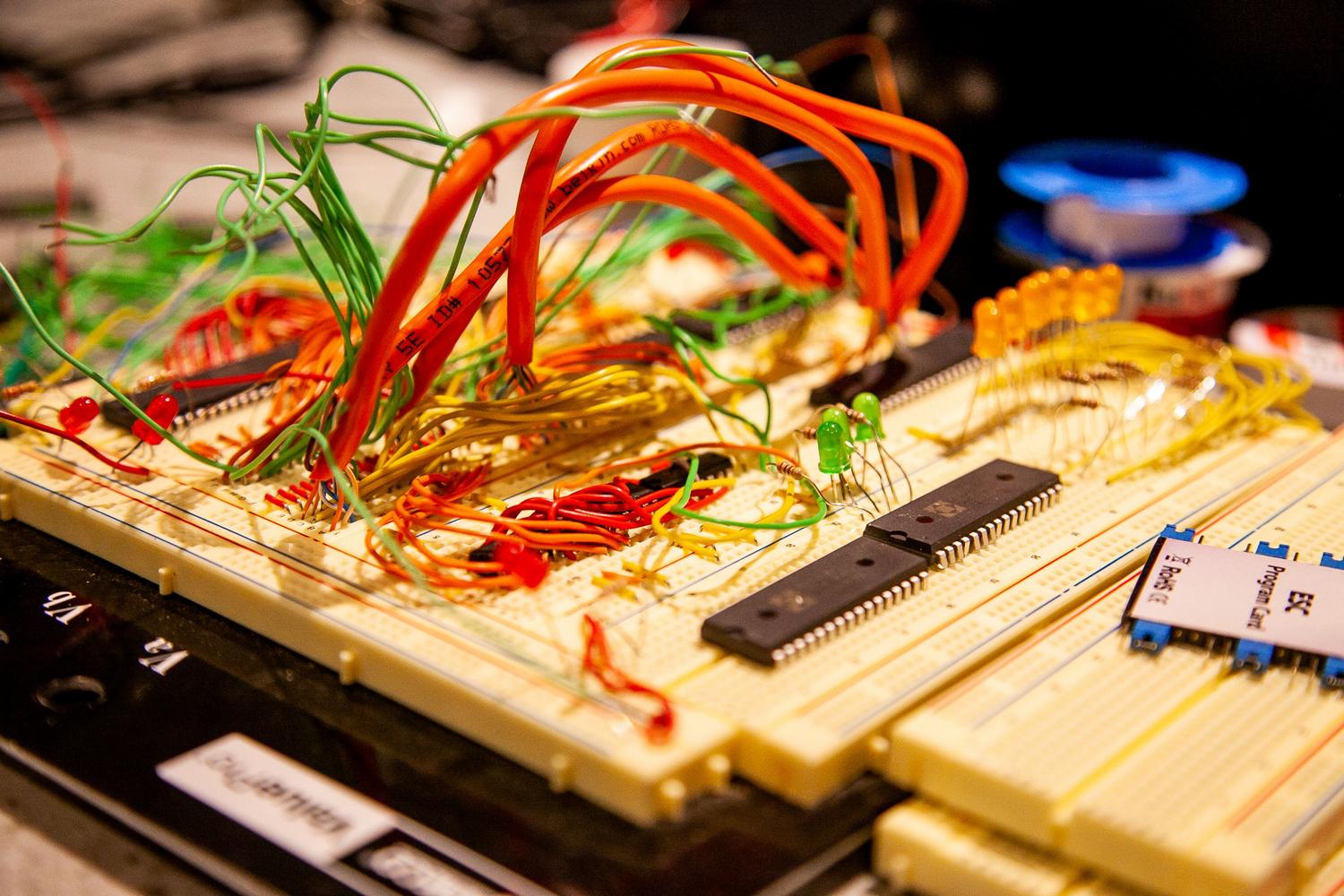 Prototipado de conexiones I2C en breadboard Montaje de un circuito electrónico en una placa de pruebas (breadboard) con cables de colores, ilustrando el prototipado práctico de conexiones I2C.