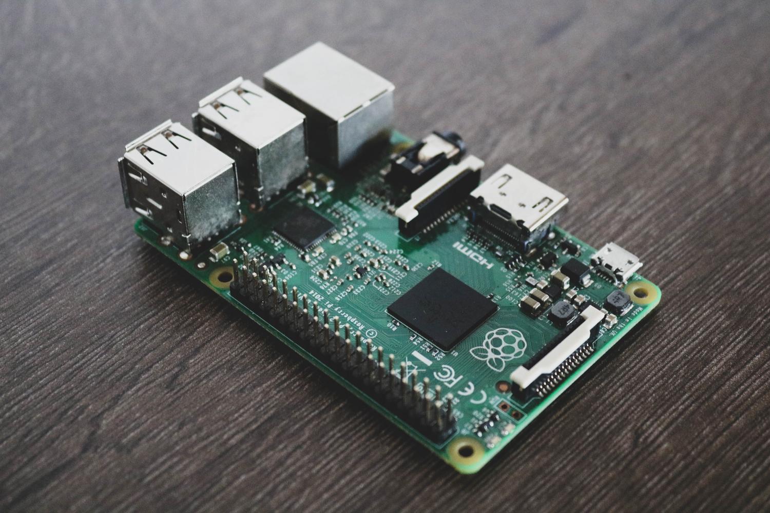 Raspberry Pi para implementar I2C Vista detallada de una placa Raspberry Pi, plataforma común para la implementación práctica del bus I2C mediante sus pines GPIO.