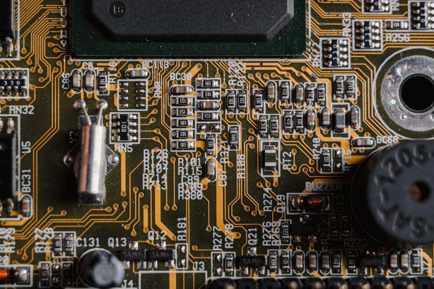 Componentes integrados y trazas en un PCB Fotografía macro de componentes integrados y trazas de cobre en un PCB, simbolizando los dispositivos esclavos como sensores o memorias EEPROM.
