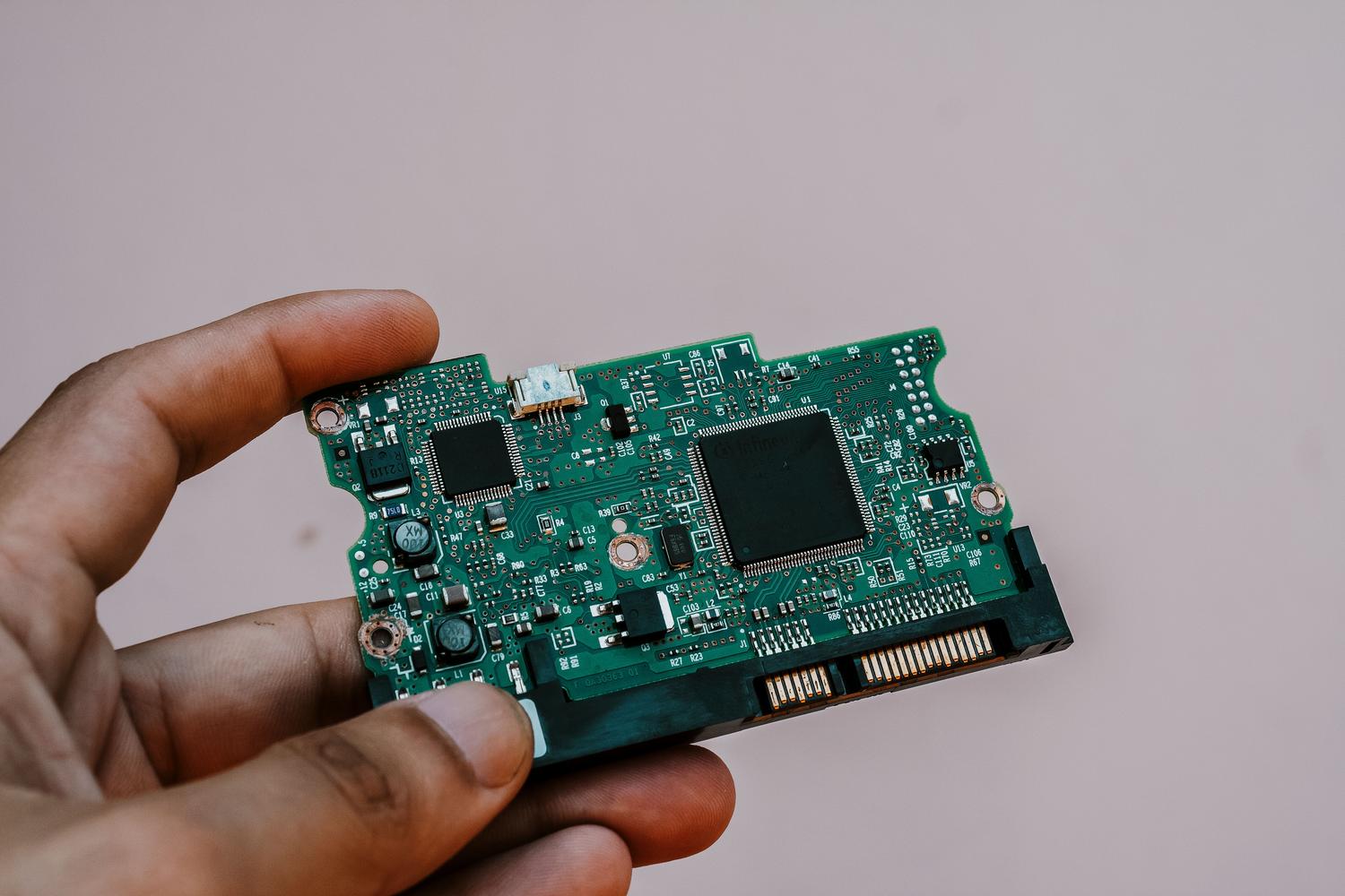 Primer plano de la placa de circuito impreso (PCB) de un disco duro Primer plano de la placa de circuito impreso (PCB) de un disco duro, ideal para explicar el funcionamiento de los sectores e índices.