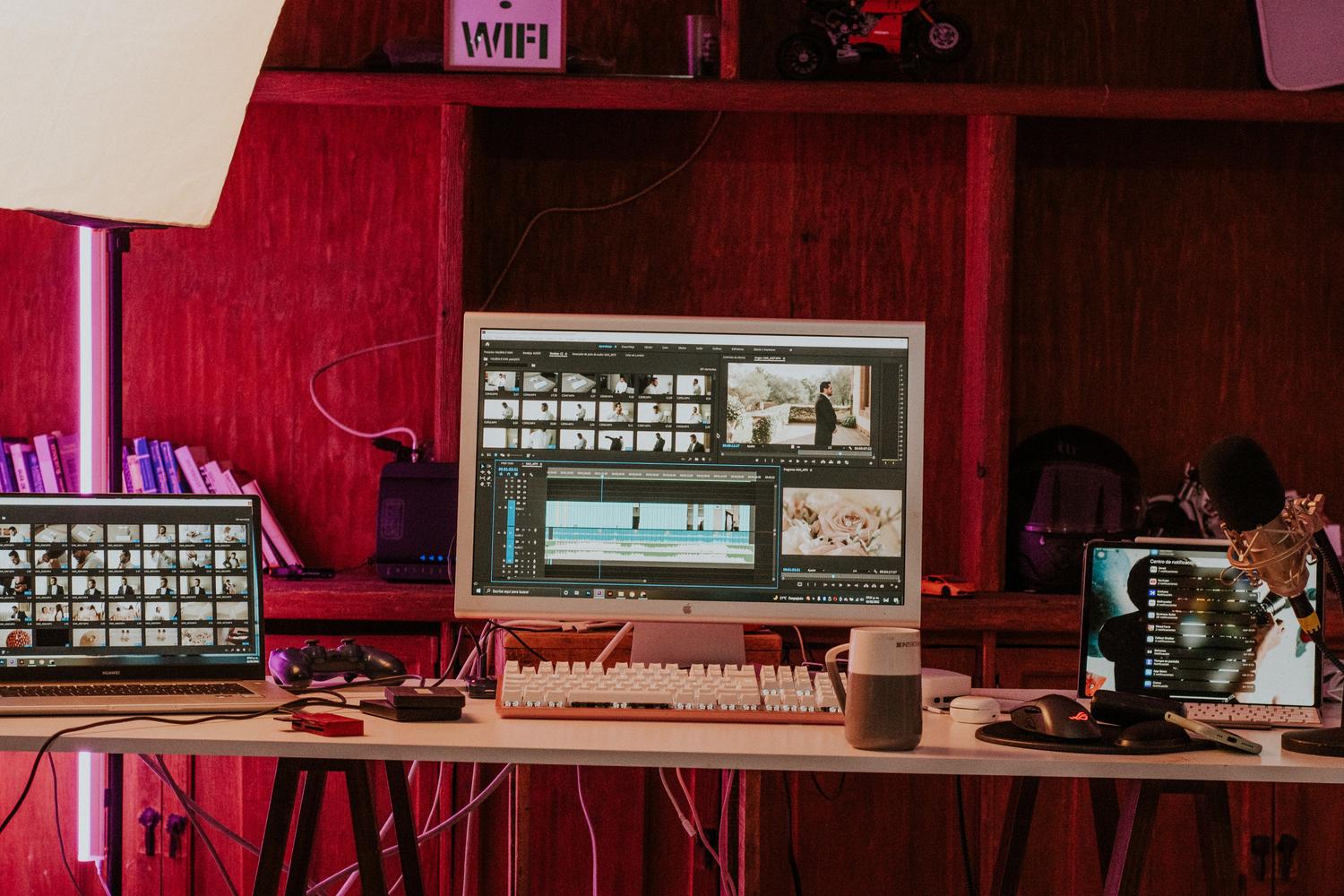 Estación de trabajo profesional de edición de vídeo con múltiples pantallas, ejemplo del flujo de trabajo que requiere una red 10GbE para manejar archivos 4K/8K.