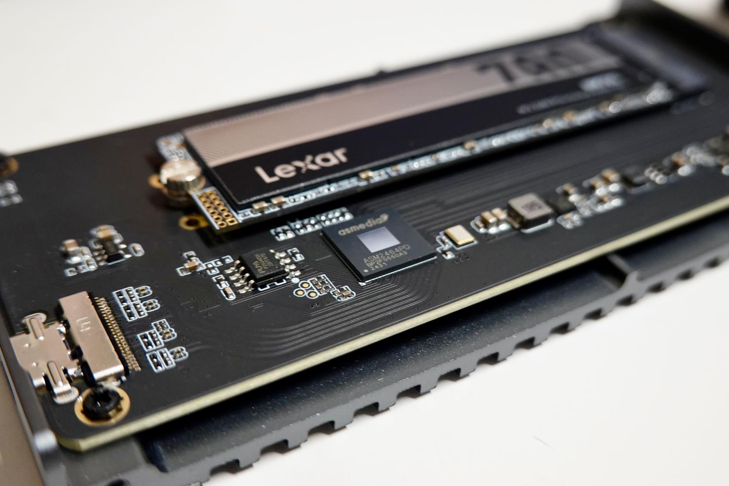 Unidad SSD NVMe M.2 instalada, ilustrando el almacenamiento ultrarrápido necesario para evitar cuellos de botella en el flujo de datos de una red 10GbE.