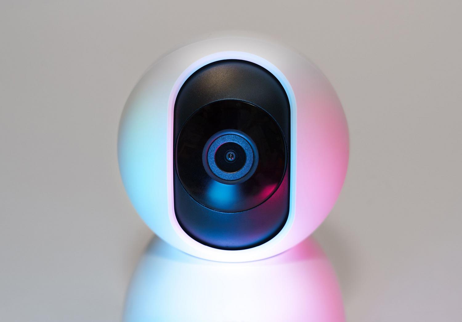 Detalle de una cámara IP moderna con iluminación LED, simbolizando la integración de la inteligencia artificial en la vigilancia inteligente.