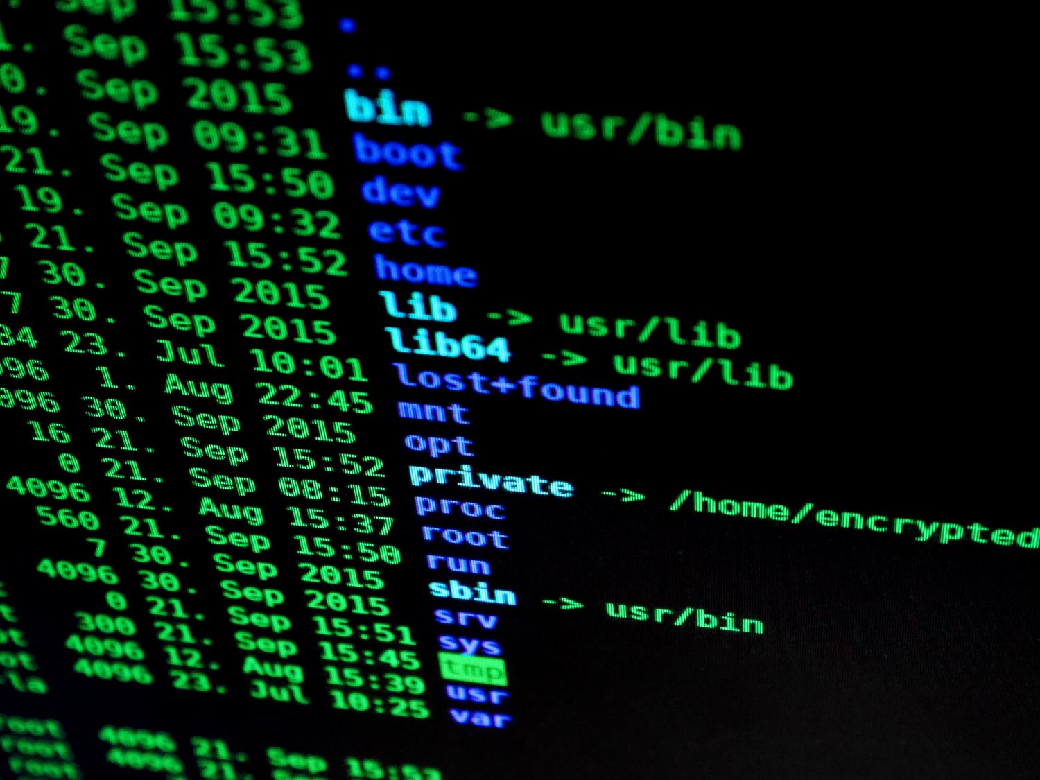 Detalle de texto colorido en una pantalla de ordenador, simbolizando el uso de la terminal de Linux y el modo verbose de SSH.