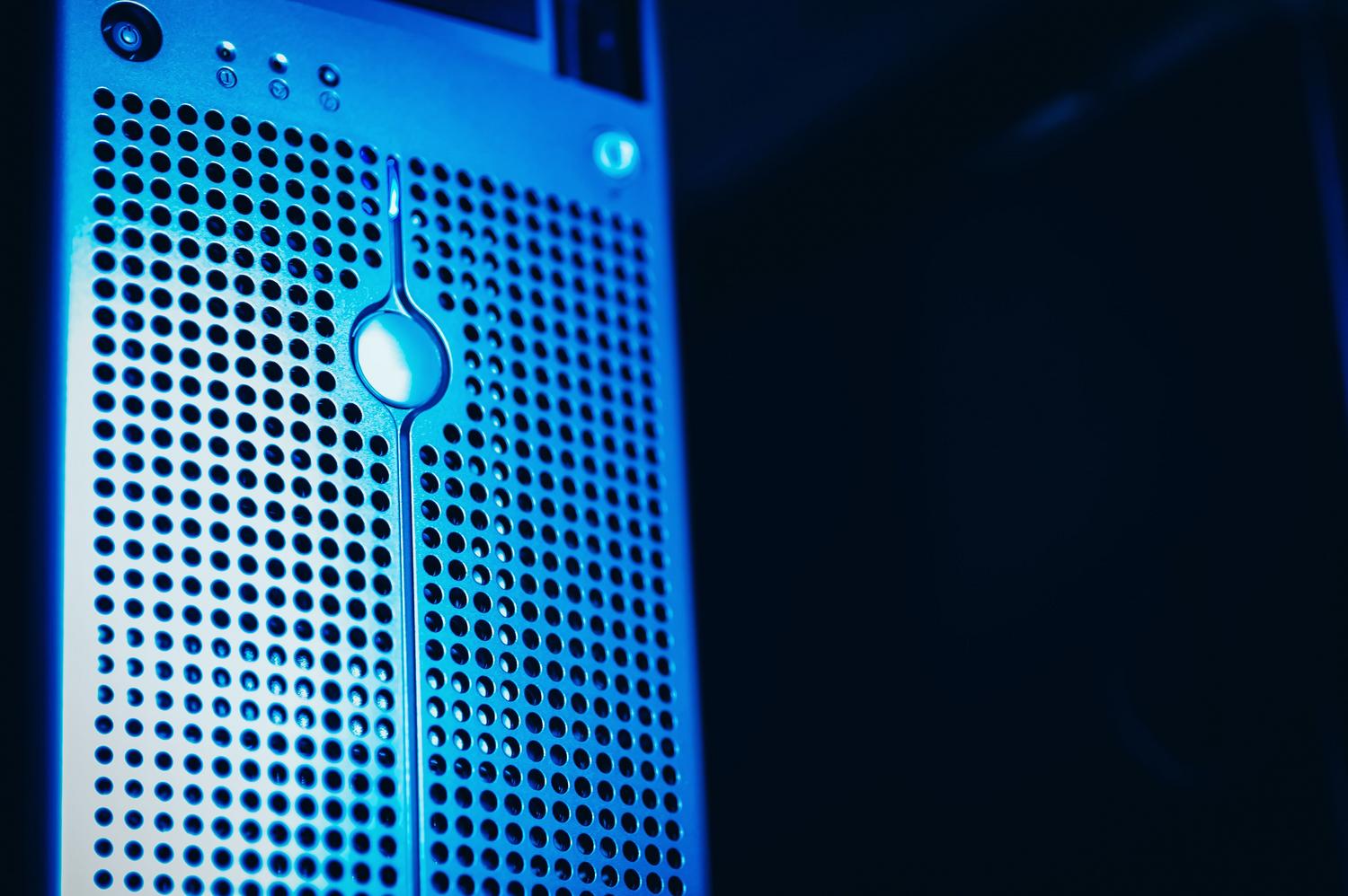 Rack de servidores moderno con iluminación azul en un centro de datos, ilustrando la infraestructura del servidor Linux remoto.