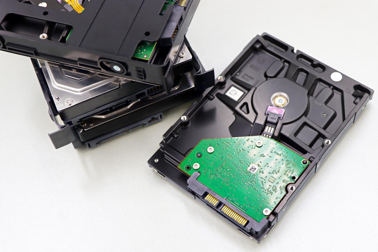 Varios discos duros internos sobre un fondo blanco, mostrando los componentes electrónicos y conectores SATA, útil para hablar de errores físicos en el disco.