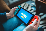 ¡Sumérgete en el universo de juegos definitivo con Nintendo Switch Online y Fortnite V-Bucks!